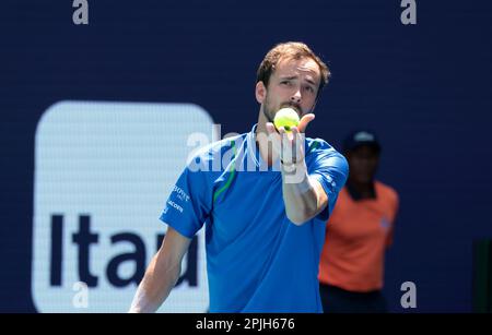 Miami Gardens, Usa. 02. April 2023. Daniil Medvedev dient Jannik Sünder im Finale der Männer bei den Miami Open im Hard Rock Stadium, Miami Gardens, Florida, am Sonntag, den 2. April, 2023. Medwedew besiegte Sünder 7-5, 6-3. Foto: Gary i Rothstein/UPI Credit: UPI/Alamy Live News Stockfoto