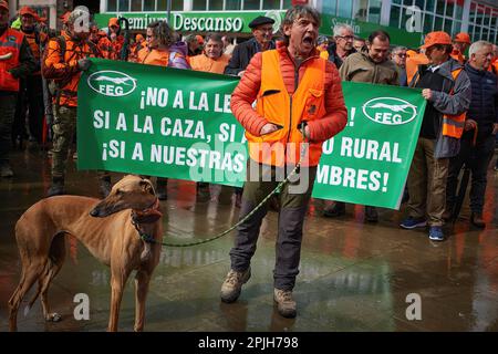 Pamplona, Navarra, Spanien. 2. April 2023. Ein Assistent, der mit seinem Windhund während einer Demonstration für die Jagd und die Ablehnung des neuen Tierschutzgesetzes der Regierung von Pedro SÂ·nchez in Spanien gesehen wurde. Durch die Straßen von Pamplona, Navarra, wurde eine Demonstration gegen das Tierschutzgesetz durchgeführt. (Kreditbild: © Elsa A Bravo/SOPA Images via ZUMA Press Wire) NUR REDAKTIONELLE VERWENDUNG! Nicht für den kommerziellen GEBRAUCH! Stockfoto