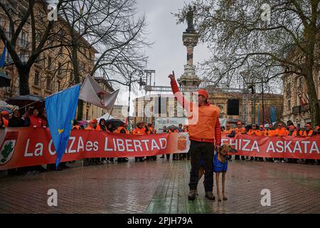 Pamplona, Navarra, Spanien. 2. April 2023. Tausende Demonstranten halten während einer Demonstration zugunsten der Jagd und der Ablehnung des neuen Tierschutzgesetzes der spanischen Regierung Pedro SÂ·nchez ein Banner und Flaggen. Durch die Straßen von Pamplona, Navarra, wurde eine Demonstration gegen das Tierschutzgesetz durchgeführt. (Kreditbild: © Elsa A Bravo/SOPA Images via ZUMA Press Wire) NUR REDAKTIONELLE VERWENDUNG! Nicht für den kommerziellen GEBRAUCH! Stockfoto