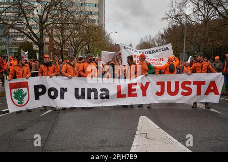 Pamplona, Navarra, Spanien. 2. April 2023. Mehrere Demonstranten halten während einer Demonstration Banner für die Jagd und die Ablehnung des neuen Tierschutzgesetzes der Regierung von Pedro SÂ·nchez in Spanien. Durch die Straßen von Pamplona, Navarra, wurde eine Demonstration gegen das Tierschutzgesetz durchgeführt. (Kreditbild: © Elsa A Bravo/SOPA Images via ZUMA Press Wire) NUR REDAKTIONELLE VERWENDUNG! Nicht für den kommerziellen GEBRAUCH! Stockfoto