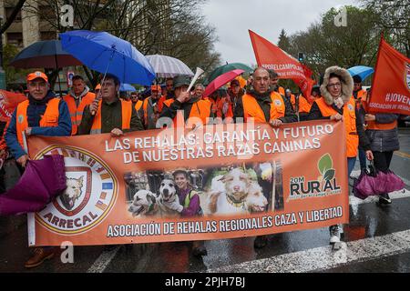 Pamplona, Navarra, Spanien. 2. April 2023. Die Rehalas-Vereinigung regionaler Hunde und Jäger und Freiheitsmitglieder hält während der Demonstration ein Banner zugunsten der Jagd und bei Ablehnung des neuen Tierschutzgesetzes der Regierung von Pedro SÂ·nchez in Spanien. Durch die Straßen von Pamplona, Navarra, wurde eine Demonstration gegen das Tierschutzgesetz durchgeführt. (Kreditbild: © Elsa A Bravo/SOPA Images via ZUMA Press Wire) NUR REDAKTIONELLE VERWENDUNG! Nicht für den kommerziellen GEBRAUCH! Stockfoto