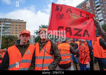 Pamplona, Navarra, Spanien. 2. April 2023. Demonstranten halten während einer Demonstration ein Banner für die Jagd und die Ablehnung des neuen Tierschutzgesetzes der Regierung von Pedro SÂ·nchez in Spanien. Durch die Straßen von Pamplona, Navarra, wurde eine Demonstration gegen das Tierschutzgesetz durchgeführt. (Kreditbild: © Elsa A Bravo/SOPA Images via ZUMA Press Wire) NUR REDAKTIONELLE VERWENDUNG! Nicht für den kommerziellen GEBRAUCH! Stockfoto