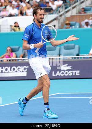 Miami, Vereinigte Staaten Von Amerika. 02. April 2023. MIAMI GARDENS, FLORIDA - 02. APRIL: Daniil Medvedev aus Russland feiert den Spielpunkt, nachdem er Jannik Sünder aus Italien beim Finale der Herren der Miami Open im Hard Rock Stadium am 02. April 2023 in Miami Gardens, Florida, besiegt hat. (Foto: Alberto E. Tamargo/Sipa USA) Guthaben: SIPA USA/Alamy Live News Stockfoto