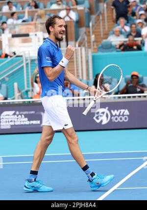 Miami, Vereinigte Staaten Von Amerika. 02. April 2023. MIAMI GARDENS, FLORIDA - 02. APRIL: Daniil Medvedev aus Russland feiert den Spielpunkt, nachdem er Jannik Sünder aus Italien beim Finale der Herren der Miami Open im Hard Rock Stadium am 02. April 2023 in Miami Gardens, Florida, besiegt hat. (Foto: Alberto E. Tamargo/Sipa USA) Guthaben: SIPA USA/Alamy Live News Stockfoto