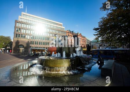 Bremen, Deutschland - 15. Oktober 2022. Moderner Neptunbrunnen am Domshof-Platz, entworfen nach dem römischen Modell Fontana del Nettuno Stockfoto