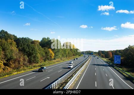 Hannover, Deutschland - 16. Oktober 2022. Die Bundesautobahn 2 ist eine deutsche Autobahn, die das Ruhrgebiet im Westen mit Berlin verbindet. Stockfoto