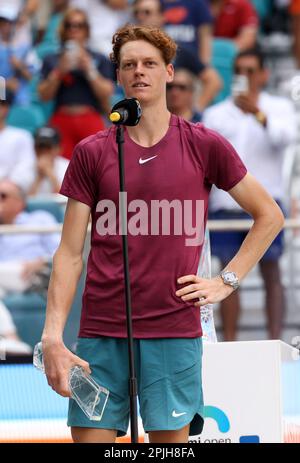 Miami, Vereinigte Staaten Von Amerika. 02. April 2023. MIAMI GARDENS, FLORIDA - 02. APRIL: Jannik Sünder aus Italien posieren mit seinen Trophäen während des Finales der Männer der Miami Open im Hard Rock Stadium am 02. April 2023 in Miami Gardens, Florida (Foto: Alberto E. Tamargo/Sipa USA). Guthaben: SIPA USA/Alamy Live News Stockfoto