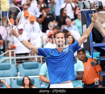 Miami, Vereinigte Staaten Von Amerika. 02. April 2023. MIAMI GARDENS, FLORIDA - 02. APRIL: Daniil Medvedev aus Russland feiert am 02. April 2023 in Miami Gardens, Florida, den Match Point gegen Jannik Sünder aus Italien bei den Finals der Miami Open im Hard Rock Stadium. (Foto: Alberto E. Tamargo/Sipa USA) Guthaben: SIPA USA/Alamy Live News Stockfoto