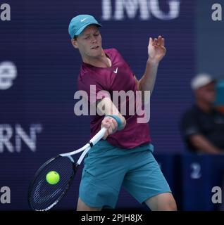 Miami, Vereinigte Staaten Von Amerika. 02. April 2023. MIAMI GARDENS, FLORIDA - 02. APRIL: Jannik Sünner of Italy trifft Daniil Medvedev aus Russland beim Finale der Herren der Miami Open im Hard Rock Stadium am 02. April 2023 in Miami Gardens, Florida. (Foto: Alberto E. Tamargo/Sipa USA) Guthaben: SIPA USA/Alamy Live News Stockfoto