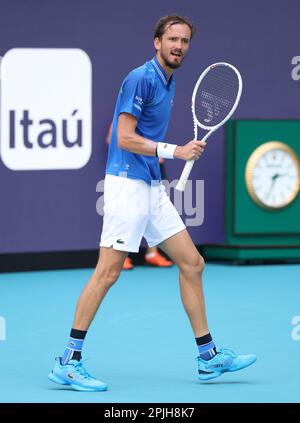 Miami, Vereinigte Staaten Von Amerika. 02. April 2023. MIAMI GARDENS, FLORIDA - 02. APRIL: Daniil Medvedev aus Russland feiert den Spielpunkt, nachdem er Jannik Sünder aus Italien beim Finale der Herren der Miami Open im Hard Rock Stadium am 02. April 2023 in Miami Gardens, Florida, besiegt hat. (Foto: Alberto E. Tamargo/Sipa USA) Guthaben: SIPA USA/Alamy Live News Stockfoto