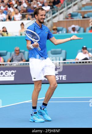 Miami, Vereinigte Staaten Von Amerika. 02. April 2023. MIAMI GARDENS, FLORIDA - 02. APRIL: Daniil Medvedev aus Russland feiert den Spielpunkt, nachdem er Jannik Sünder aus Italien beim Finale der Herren der Miami Open im Hard Rock Stadium am 02. April 2023 in Miami Gardens, Florida, besiegt hat. (Foto: Alberto E. Tamargo/Sipa USA) Guthaben: SIPA USA/Alamy Live News Stockfoto