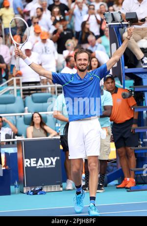 Miami, Vereinigte Staaten Von Amerika. 02. April 2023. MIAMI GARDENS, FLORIDA - 02. APRIL: Daniil Medvedev aus Russland feiert am 02. April 2023 in Miami Gardens, Florida, den Match Point gegen Jannik Sünder aus Italien bei den Finals der Miami Open im Hard Rock Stadium. (Foto: Alberto E. Tamargo/Sipa USA) Guthaben: SIPA USA/Alamy Live News Stockfoto