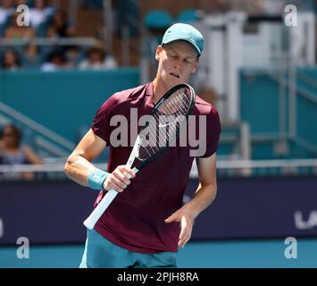 Miami, Vereinigte Staaten Von Amerika. 02. April 2023. MIAMI GARDENS, FLORIDA - 02. APRIL: Jannik Sünner of Italy reagiert auf Daniil Medvedev aus Russland während der Mens Finals der Miami Open im Hard Rock Stadium am 02. April 2023 in Miami Gardens, Florida. (Foto: Alberto E. Tamargo/Sipa USA) Guthaben: SIPA USA/Alamy Live News Stockfoto