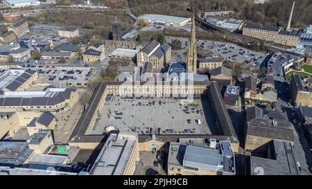 Luftaufnahme der Piece Hall, Halifax, West Yorkshire, 2. April 2023. Stockfoto