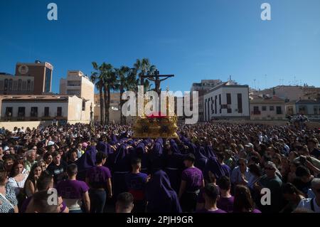 Malaga, Spanien. 02. April 2023. Eine allgemeine Ansicht zeigt die Ritter der „Salud“-Bruderschaft, die einen Thron mit einer Statue Christi trägt, während sie an der Prozession während der Feierlichkeiten der Heiligen Woche teilnehmen. Tausende von Menschen feiern die Heilige Woche und warten darauf, die Bruderschaften und Osterprozessionen auf den Straßen der Stadt zu sehen. Die Heilige Woche in Andalusien, die Tausende von Gläubigen und Gläubigen zusammenbringt, gilt als eine der wichtigsten religiösen und kulturellen Feierlichkeiten in der Region. (Foto: Jesus Merida/SOPA Images/Sipa USA) Guthaben: SIPA USA/Alamy Live News Stockfoto