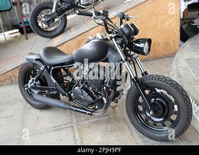 Classic Black custom bike Motorrad oder Bobber Fahrzeug ausgestellt Stockfoto