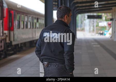 Burgas, Bulgarien - Mai 13 2019: Gendarmerie-Offizier patrouilliert am Burgas Hauptbahnhof. Stockfoto