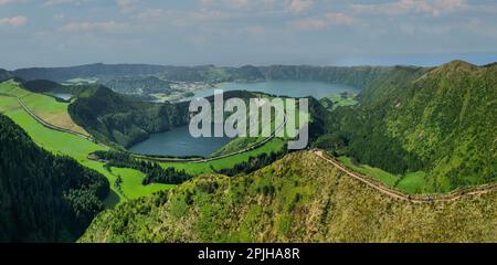 Blick auf Sete Cidades vom Aussichtspunkt Miradouro da Grota do Inferno auf der Insel Sao Miguel, Azoren, Portugal. Stockfoto