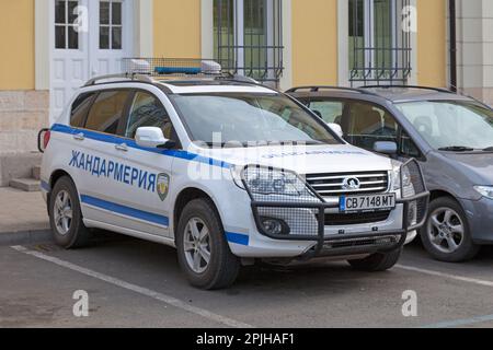 Burgas, Bulgarien - Mai 13 2019: SUV der Gendarmerie parkt vor dem Hauptbahnhof von Burgas. Stockfoto