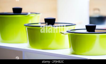 Gelbe grüne Kochtopf in der Küche aus der Nahaufnahme Stockfoto