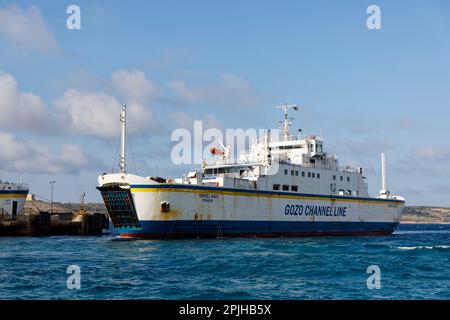 Cirkewwa, Malta. 21. März 2023. Die Fähre der Gozo Channel Line überquert den Gozo-Kanal von Mgarr auf der Insel Gozo nach Cirkewwa in Malta. Stockfoto