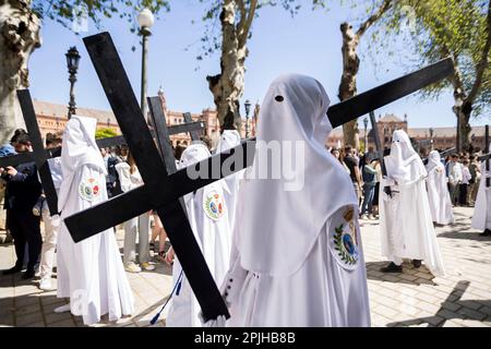 Sevilla, Spanien. 2. April 2023. Eine Bruderschaft namens „La Paz“ trägt ein Kreuz während seiner Parade zur Kathedrale von Sevilla am Palmensonntag, „Domingo de Ramos“ auf Spanisch (Kreditbild: © Daniel Gonzalez Acuna/ZUMA Press Wire), NUR REDAKTIONELLE VERWENDUNG! Nicht für den kommerziellen GEBRAUCH! Stockfoto