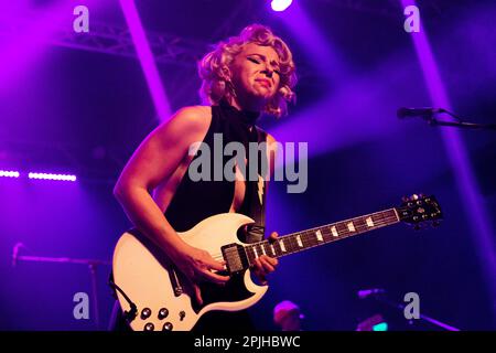 Mailand, Italien. 02. April 2023. Samantha Fish und Jesse Dayton treten am 02 2023. April live im Magazzini Generali in Mailand auf (Foto von Mairo Cinquetti/NurPhoto). Kredit: NurPhoto SRL/Alamy Live News Stockfoto