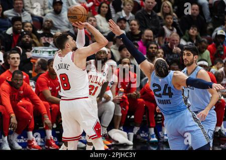 Chicago, USA. 02. April 2023. Chicago, USA, 2. April 2023: Zach LaVine (8 Chicago Bulls) schießt den Ball während des Spiels zwischen den Chicago Bulls und Memphis Grizzlies am Sonntag, den 2. April 2023 im United Center, Chicago, USA. (KEINE KOMMERZIELLE NUTZUNG) (Shaina Benhiyoun/SPP) Guthaben: SPP Sport Press Photo. Alamy Live News Stockfoto