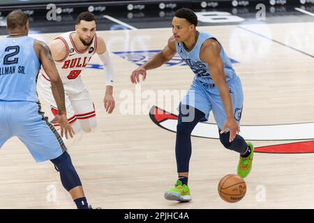 Chicago, USA. 02. April 2023. Chicago, USA, 2. April 2023: Desmond Bane (22 Memphis Grizzlies) in Aktion während des Spiels zwischen den Chicago Bulls und Memphis Grizzlies am Sonntag, den 2. April 2023 im United Center, Chicago, USA. (KEINE KOMMERZIELLE NUTZUNG) (Shaina Benhiyoun/SPP) Guthaben: SPP Sport Press Photo. Alamy Live News Stockfoto