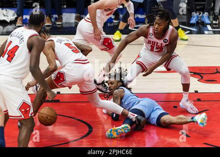 Chicago, USA. 02. April 2023. Chicago, USA, 2. April 2023: Ja Morant (12 Memphis Grizzlies) verliert den Ball während des Spiels zwischen den Chicago Bulls und Memphis Grizzlies am Sonntag, den 2. April 2023 im United Center, Chicago, USA. (KEINE KOMMERZIELLE NUTZUNG) (Shaina Benhiyoun/SPP) Guthaben: SPP Sport Press Photo. Alamy Live News Stockfoto