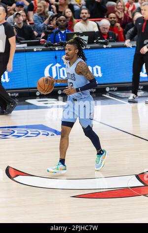 Chicago, USA. 02. April 2023. Chicago, USA, 2. April 2023: Ja Morant (12 Memphis Grizzlies) in Aktion während des Spiels zwischen den Chicago Bulls und Memphis Grizzlies am Sonntag, den 2. April 2023 im United Center, Chicago, USA. (KEINE KOMMERZIELLE NUTZUNG) (Shaina Benhiyoun/SPP) Guthaben: SPP Sport Press Photo. Alamy Live News Stockfoto