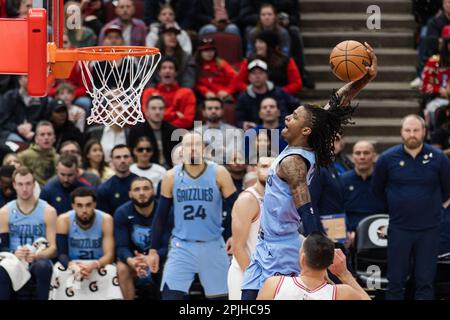 Chicago, USA. 02. April 2023. Chicago, USA, 2. April 2023: Ja Morant (12 Memphis Grizzlies) taucht den Ball während des Spiels zwischen den Chicago Bulls und Memphis Grizzlies am Sonntag, den 2. April 2023 im United Center, Chicago, USA, ein. (KEINE KOMMERZIELLE NUTZUNG) (Shaina Benhiyoun/SPP) Guthaben: SPP Sport Press Photo. Alamy Live News Stockfoto