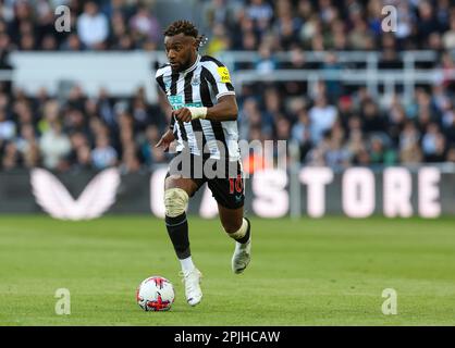 2. April 2023; St James' Park, Newcastle, England: Premier League Football, Newcastle United gegen Manchester United; Allan Saint-Maximin von Newcastle United spielt mit dem Ball Stockfoto