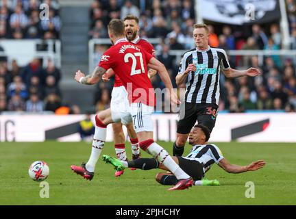 2. April 2023; St James' Park, Newcastle, England: Premier League Football, Newcastle United gegen Manchester United; Jacob Murphy von Newcastle United rutscht unter dem Druck von Wout Weghorst von Manchester United und Sean Longstaff von Newcastle United und Luke Shaw von Manchester United zur Unterstützung des Balls Stockfoto