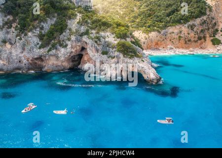 Luftaufnahme von Yacht und Booten auf blauem Meer an sonnigen Tagen im Sommer Stockfoto