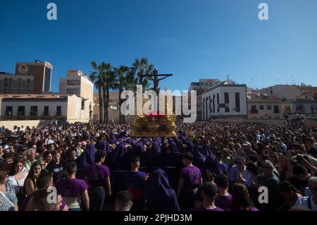 2. April 2023, Malaga, Spanien: Eine allgemeine Ansicht zeigt, wie die Brüder „Salud“ einen Thron mit einer Statue Christi trägt, während sie während der Feierlichkeiten der Heiligen Woche an der Prozession teilnehmen. Tausende von Menschen feiern die Heilige Woche und warten darauf, die Bruderschaften und Osterprozessionen auf den Straßen der Stadt zu sehen. Die Heilige Woche in Andalusien, die Tausende von Gläubigen und Gläubigen zusammenbringt, gilt als eine der wichtigsten religiösen und kulturellen Feierlichkeiten in der Region. (Credit Image: © Jesus Merida/SOPA Images via ZUMA Press Wire) NUR REDAKTIONELLE VERWENDUNG! Nicht für kommerzielle USAG Stockfoto