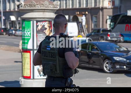 Tallinn, Estland - Juni 15 2019: Zwei Polizisten in kugelsicherer Weste, die die Menge in der Nähe des Eingangs der estnischen Nationaloper kontrollieren. Stockfoto