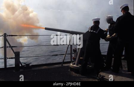 CHILE, 2. Juli 2009: Matrosen auf der Fregatte USS Doyle geben den begrabenen chilenischen Matrosen im gesunkenen Kriegsschiff von 19., das zur Gedenkstätte Esmeralada wurde, einen altehrwürdigen 21-Schuss-Salut. Der Kapitän und die Besatzung der Esmeralda sind nationale maritime Helden für ihren Mut und ihre Entschlossenheit, ihr Schiff während der Schlacht von Iquique im Pazifikkrieg zwischen Chile und den Vereinten Kräften von Peru und Bolivien Ende des 19. Jahrhunderts niemals aufzugeben. Stockfoto