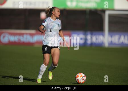 London, Großbritannien. 02. April 2023. London, England, April 2. 2023: Emma Koivisto (2 Liverpool) in Aktion beim FA Womens Super League-Spiel zwischen West Ham United und Liverpool im Chigwell Construction Stadium in London, England. (Alexander Canillas/SSP/SPP) Guthaben: SPP Sport Press Photo. Alamy Live News Stockfoto