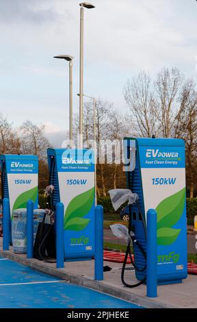 Ladeplätze für Elektrofahrzeuge von BP werden am Vorplatz der BP-Tankstelle installiert – Ladestationen für Elektrofahrzeuge an Tankstellen in Großbritannien Stockfoto