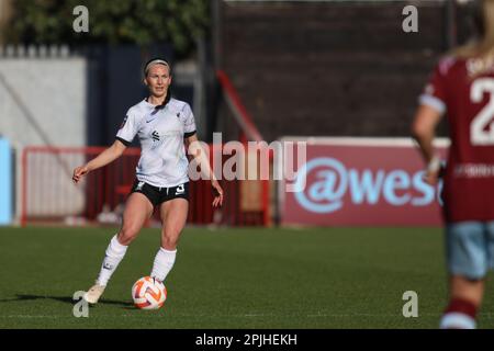 London, Großbritannien. 02. April 2023. London, England, April 2. 2023: Leighanne Robe (3 Liverpool) in Aktion beim FA Womens Super League-Spiel zwischen West Ham United und Liverpool im Chigwell Construction Stadium in London, England. (Alexander Canillas/SSP/SPP) Guthaben: SPP Sport Press Photo. Alamy Live News Stockfoto