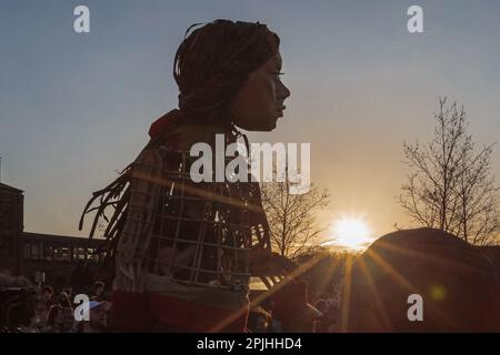 Little Amal erzählt die Geschichte von Pesach und schließt sich dem muslimischen Kunstkollektiv WAW Creative Arts bei Sonnenuntergang der interreligiösen Feier an. Stockfoto