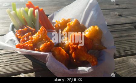 Vegane Blumenkohl Buffalo Wings Mit Ranchsauce Und Gemüsestangen Stockfoto