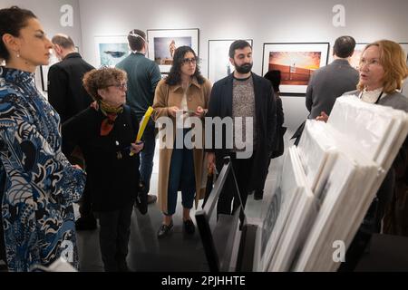 8. März 2019: Besucher bestaunen die Ausstellung der Kunstwerke während der jährlichen Fotografie der Association of International Photography Art Dealers in New York. Die Show umfasste über 40 Aussteller aus der ganzen Welt, darunter Frankreich, Argentinien, die Vereinigten Staaten, Italien, Österreich und London, Sowie mehrere Lautsprecher, darunter W.M. Hunt und John Bennette, Adger Cowans und Halima Taha und mehr als tausend Besucher. (Kreditbild: © Brian Branch Price/ZUMA Press Wire) NUR REDAKTIONELLE VERWENDUNG! Nicht für den kommerziellen GEBRAUCH! Stockfoto