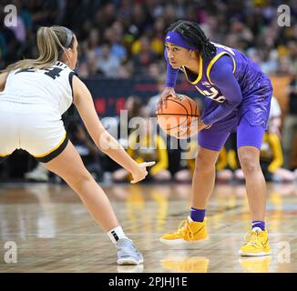 Dallas, Usa. 02. April 2023. Iowa Hawkeyes Gabbie Marshall verteidigt die LSU Tigers Sa'Myah Smith während der zweiten Hälfte der NCAA Division I Frauen Basketball National Championship 2023 am Sonntag, den 2. April 2023, im American Airlines Center in Dallas, Texas. LSU besiegte Iowa 102-85. Foto: Ian Halperin/UPI Credit: UPI/Alamy Live News Stockfoto