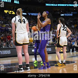 Dallas, Usa. 02. April 2023. LSU Tigers Angel Reese macht in der zweiten Hälfte der NCAA Division I Women's Basketball National Championship 2023 am Sonntag, den 2. April 2023, im American Airlines Center in Dallas, Texas, eine Ring-Geste. LSU besiegte Iowa 102-85. Foto: Ian Halperin/UPI Credit: UPI/Alamy Live News Stockfoto