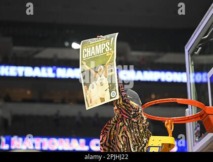 Dallas, Usa. 02. April 2023. Der Cheftrainer der LSU Tigers Kim Mulkey feiert die NCAA Division I Frauen-Basketball-Nationalmeisterschaft 2023 am Sonntag, den 2. April 2023, im American Airlines Center in Dallas, Texas. LSU besiegte Iowa 102-85. Foto: Ian Halperin/UPI Credit: UPI/Alamy Live News Stockfoto