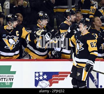 Pittsburgh, Usa. 02. April 2023. Pittsburgh Penguins Rickard Rakell (67) feiert das erste seiner beiden Tore während der ersten Runde gegen die Philadelphia Flyers in der PPG Paints Arena in Pittsburgh am Sonntag, den 2. April 2023. Foto: Archie Carpenter/UPI Credit: UPI/Alamy Live News Stockfoto