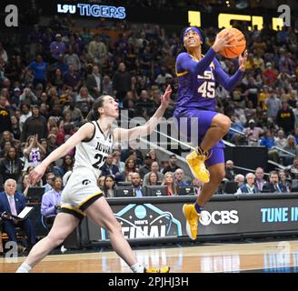 Dallas, Usa. 02. April 2023. LSU Tigers Alexis Morris tritt auf, während Iowa Hawkeyes Caitlin Clark in der zweiten Hälfte der NCAA Division I Damen Basketball National Championship 2023 am Sonntag, den 2. April 2023, im American Airlines Center in Dallas Texas verteidigt. LSU besiegte Iowa 102-85. Foto: Ian Halperin/UPI Credit: UPI/Alamy Live News Stockfoto
