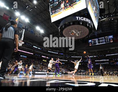 Dallas, Usa. 02. April 2023. LSU Tigers Alexis Morris schießt in der zweiten Hälfte der NCAA Division I Women's Basketball National Championship 2023 am Sonntag, den 2. April 2023, im American Airlines Center in Dallas, Texas. LSU besiegte Iowa 102-85. Foto: Ian Halperin/UPI Credit: UPI/Alamy Live News Stockfoto